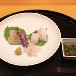 割烹 渡邊 - マコガレイと烏賊(ナニイカだったか失念)
      烏賊は柚子の皮とお塩が振ってありました。トロリと柔らか。
      マコガレイは添えられたポン酢で。ほどよい歯応え^^