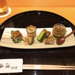 割烹 渡邊 - 前菜７種
                                じゅんさい、蒸し鮑、湯葉の煮物、ズッキーニのお浸し、海老の炊いたもの、青無花果とゴマだれ、鱧のお寿司