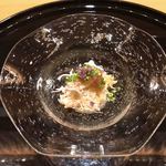 割烹 渡邊 - 蟹と錦糸卵の和え物
                                たしか、上にかかっているあんは蟹のお出汁と言われたような…
                                とにかく美味しかったですっw