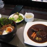 青葉亭 - 牛タンシチューセット(左の丼は別のもので、見切れている皿盛りのライスが付きます)