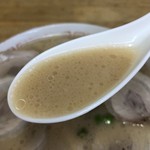 大峰ラーメン - 豚骨の旨味を感じる極旨スープ