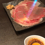 Tanshabu Nabe To Yakiniku No Mise Koizumi - 薄切りステーキ　お役様の前でバーナーにて炙ってご提供致します