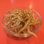 北京亭 - お通し？もやしのナムルみたい