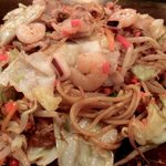 おうさか苑 - 「ミックス焼きそば」：豚肉のコク、いかの食感、えびの甘み・・・素材の持ち味活きてます♪