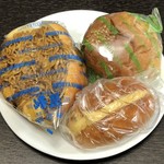 峰屋 - 焼きそばパン、コロッケバーガー、ピーナッツクリームパン