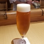 Nanzenji Hyoutei - 生ビール、カウンターは普通白木のところが畳表で作られていて、料理人の手元や調理道具などは見えないように竹で目隠しされている。陶磁器も戸棚にすっきりとしまわれている。