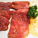 東海苑 - 上カルビ。脂が甘いです。