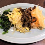 東海苑 - ナムル。