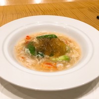 スーツァン・レストラン陳 渋谷店 - タラバ蟹の旨味で楽しむアスパラの一品 フカヒレを添えて