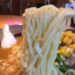 焼肉 中華 和食 のがみ苑 - 「ウルトラジャンボラーメン」麺リフト。麺は多加水のやや縮れ麺。機械打ち角刃麺の中太麺である。しっとりとした麺で、もちもちとした食感にツルツルの喉越しが堪らない。