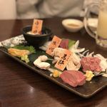 肝刺し7種盛り(鳥のレバー、低温調理の牛レバー、豚の胃袋、牛の心臓、牛の心臓のユッケ、豚のレバーの刺身、馬肝)