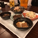 肝屋　嘉正亭　みその - なすの揚げ煮、砂肝のしょうゆ和え、こんにゃく、ポテトサラダ、厚揚げ