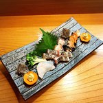 小魚料理 とみ助 - お造りは向かって左側から真鯛の皮、アコウ(キジハタ)、太刀魚の焼き霜造り、タコ、サザエ、真鯛の皮になります。アコウの食感と上品な味わいが秀逸でした(o^^o)