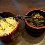 ラーメン暖暮 - 卓上にある味付きもやし、辛子高菜