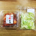 伊都国漬物処 かぶらや - (左)白菜キムチ/379円と(右)セロリー浅漬け/270円