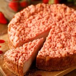strawberry crumble cheesecake
