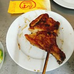 BINH MINH - もも焼き。半分に切ってくれてました。