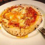 パリアッチョ - 半熟卵とベーコンとチーズのピザ ビスマルク