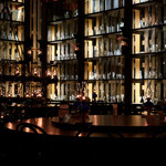 北一ホール - 暗い店内にたくさんの石油ランプ。