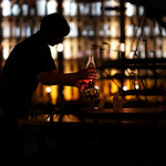 北一ホール - 暗闇の中でランプに火を灯す。