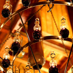 北一ホール - 天井から明るく照らすランプたち。