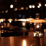 北一ホール - 100を超えるランプの火が空間を照らす。