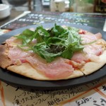 トリワイン ＰＩＫＯＳＨＨＨＵ - 鶏生ハムのトルティーヤピッツァ