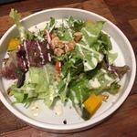 GYUBITTO～ギュビット～ - 葉物以外にパプリカ・かぼちゃ・ブラックオリーブ・くるみと盛りだくさん。