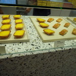 東興 - 艶々プルプルの表面が美しい、大人気のエッグタルトS＄1.9（152円）