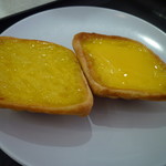 東興 - 卵を沢山使ったカスタードプリンのようなエッグタルト、左はより甘味が強く濃厚なココナッツエッグタルト