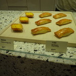 東興 - ココナッツエッグタルトS＄2.1（168円）、香ばしい焼き色のチャーシューパイ1.8$（144円）も