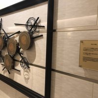 丸の内一丁目 しち十二候 - 東京駅の歴史を語るオブジェ。