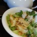 中華料理 たんたん房 - いかと野菜のオイスターソース炒め+私流サラダ乗せ