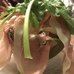 ピッツェリア エ オステリア ムギ - 生ハムのせすぎメロン 980円。