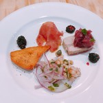 ラ グリーリア - 上から時計回りに  マグロの生ハム りんごのコンポート、マグロのコンフィ 紫玉ねぎのマリネ、豆アジのカルパッチョ、パネッレ