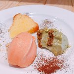 ラ グリーリア - 上から時計回りに  レモンのケーキ、ピスタチオのティラミス、ブラッドオレンジとローズマリーのジェラート