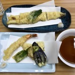 四ツ木製麺所 - 天ぷら盛り合わせと穴子天ぷら