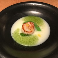 ラ・ボンヌターブル - じゃがいもの冷たいスープ　スナックエンドウ　ホタテ