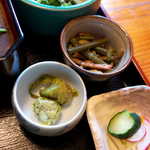 仙人小屋 - 手前、ふきのとうの酢漬は珍しい一品。ピクルス風で、酸味と苦味が交錯する