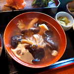 甘辛い味付けのキノコ汁は、もう一つの主役。ヒラタケ・舞茸・えのき茸・生きくらげ…