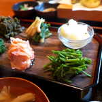 仙人小屋 - 左上：行者にんにく醤油漬、右上：ゆりね甘煮、左下：シュンラン梅酢、右下：ニホンタンポポおひたし