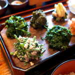 仙人小屋 - 左上：アマドコロおひたし、右上：ふきのとうおひたし、左下：野セリ白和え、右下：ハコベのキャビア和え