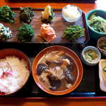 山菜盛合定食（￥2000）。8種類の山菜が勢ぞろい、これぞ山の滋味の決定版！
