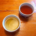 仙人小屋 - 左：ニッキ茶（甘いシナモンジュース！）、右はカラマツ茶（ジュニパー、松ヤニを思わせる不思議な香り）