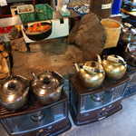 仙人小屋 - ヤカンごとに味の異なる「お茶」が入っており、無料で飲み放題。クセがあるのが面白い