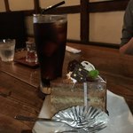Hana Akari - アイスコーヒーと紅茶のケーキ！チョコイケるね！