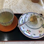 ローザンヌ - サービスの梅ゼリーとお茶