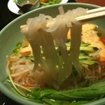 ニャー・ヴェトナム - 麺あっぷ　海老のすり身入りピリ辛トマトスープ冷たいフォー