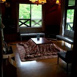 至仏山荘 - 談話室(7月なのにこたつがあります)