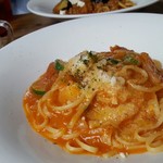 トロ コーヒーアンドベーカリー - ズッキーニとエビのトマトソースパスタ1200円